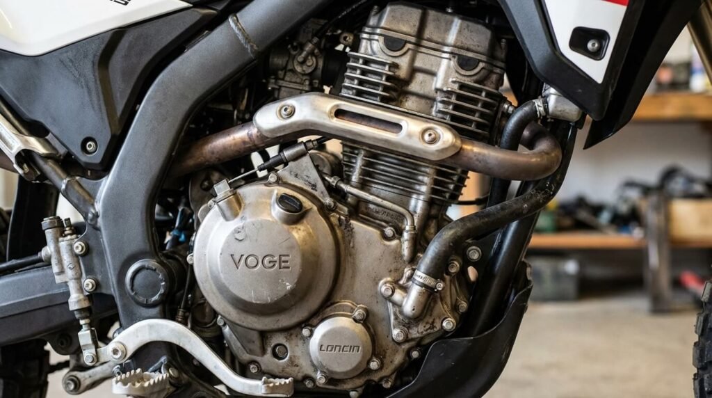 Gros plan sur le bloc moteur monocylindre Loncin YF300 qui équipe la Voge 300 Rally, réputé pour sa robustesse