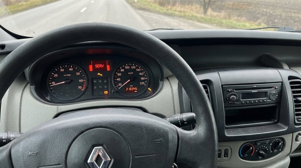 Tableau de bord d'un Renault Trafic 2 affichant le voyant "SERV" et la petite clé à molette, indiquant que l'échéance de vidange est dépassée