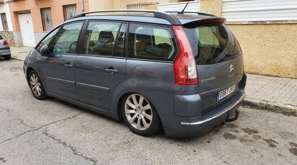 Citroën Grand C4 Picasso avec l'arrière complètement affaissé (cul par terre), symptôme typique d'une défaillance de la suspension pneumatique nécessitant une intervention