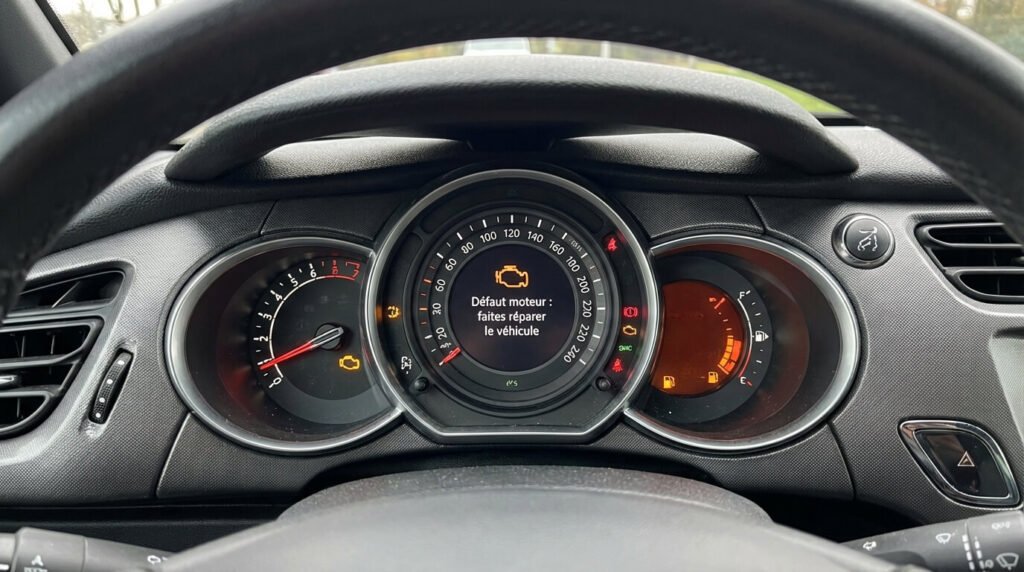 Tableau de bord de Citroën DS3 affichant le voyant moteur orange fixe avec le message "Défaut moteur : faites réparer le véhicule"