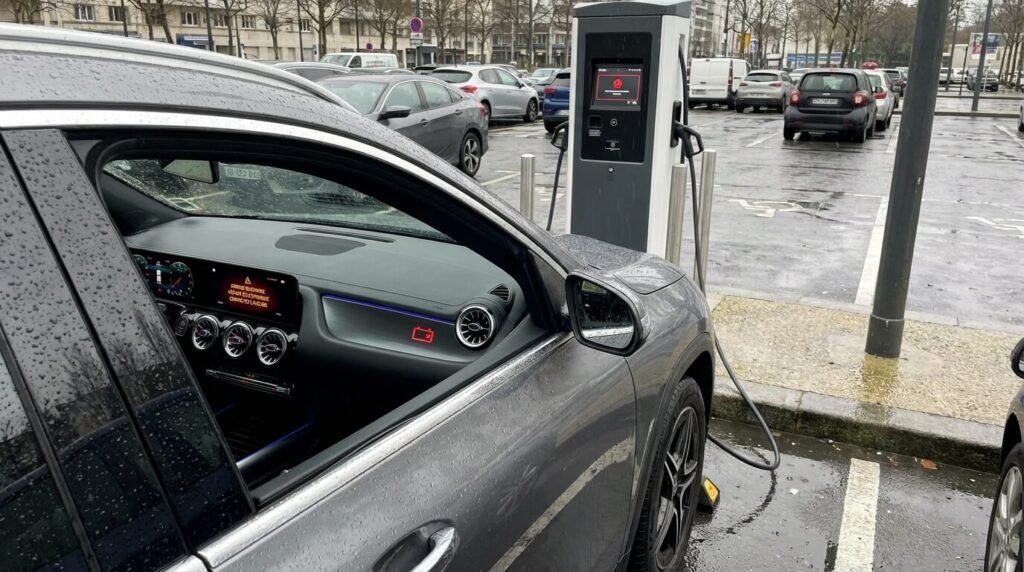Mercedes EQA 250 branché à une borne de recharge avec un message d'erreur au tableau de bord, illustrant les soucis électroniques potentiels