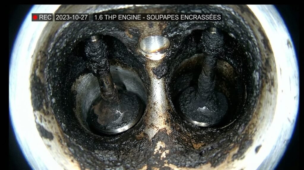 Vue endoscopique de soupapes d'admission encrassées par la calamine sur un moteur 1.6 THP, cause fréquente de l'allumage du témoin antipollution