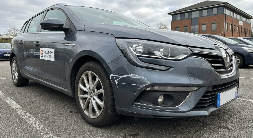 J'ai abîmé ma voiture de fonction : Qui paie les réparations ? 3 Rayure visible sur le pare-choc avant d'un véhicule de société stationné