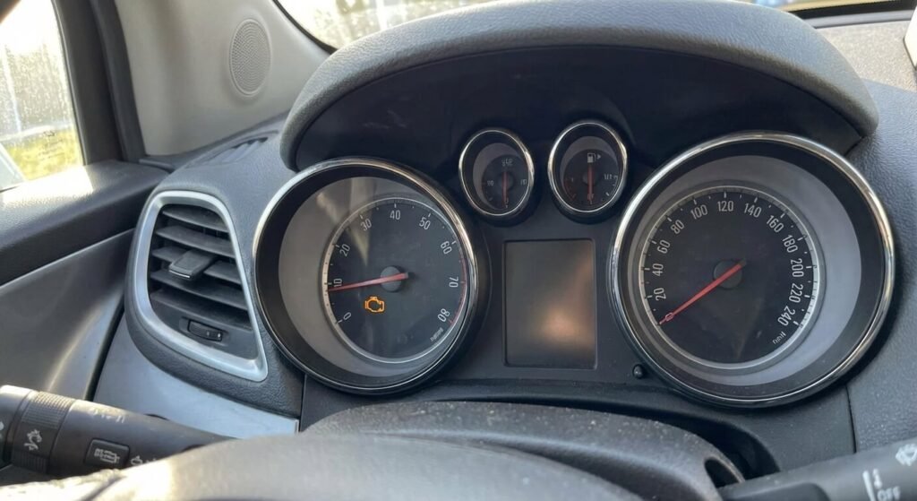 Compteur d'un SUV Opel Mokka affichant le voyant moteur orange allumé de manière fixe