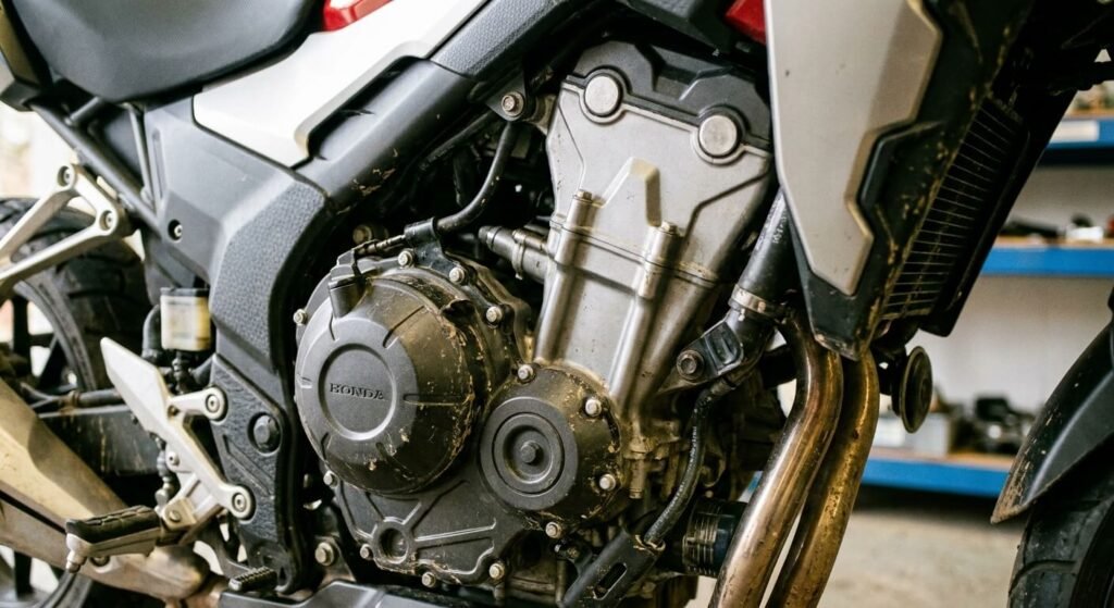 Vue détaillée du moteur bicylindre en ligne très robuste équipant le trail Honda CB 500 X
