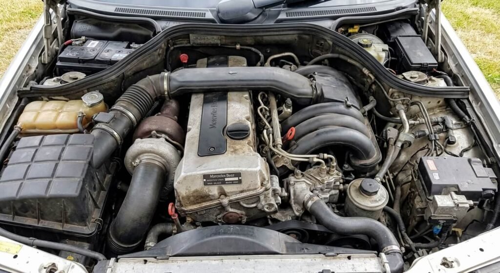 Vue détaillée du robuste moteur 5 cylindres diesel OM605 sous le capot d'une Mercedes W202