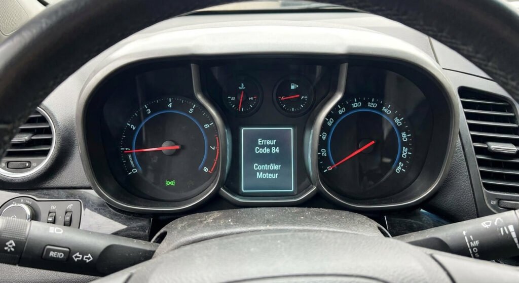 Affichage du message d'erreur code 84 sur l'écran central du compteur d'un Chevrolet Orlando