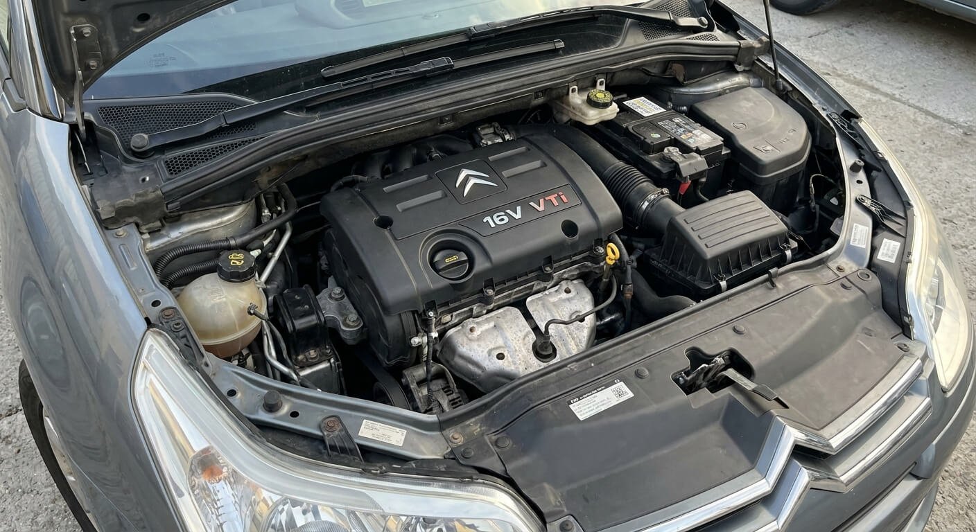 Vue d'ensemble du moteur essence 1.6 VTi 120 (moteur Prince) sous le capot d'une Citroën C4Vue d'ensemble du moteur essence 1.6 VTi 120 (moteur Prince) sous le capot d'une Citroën C4