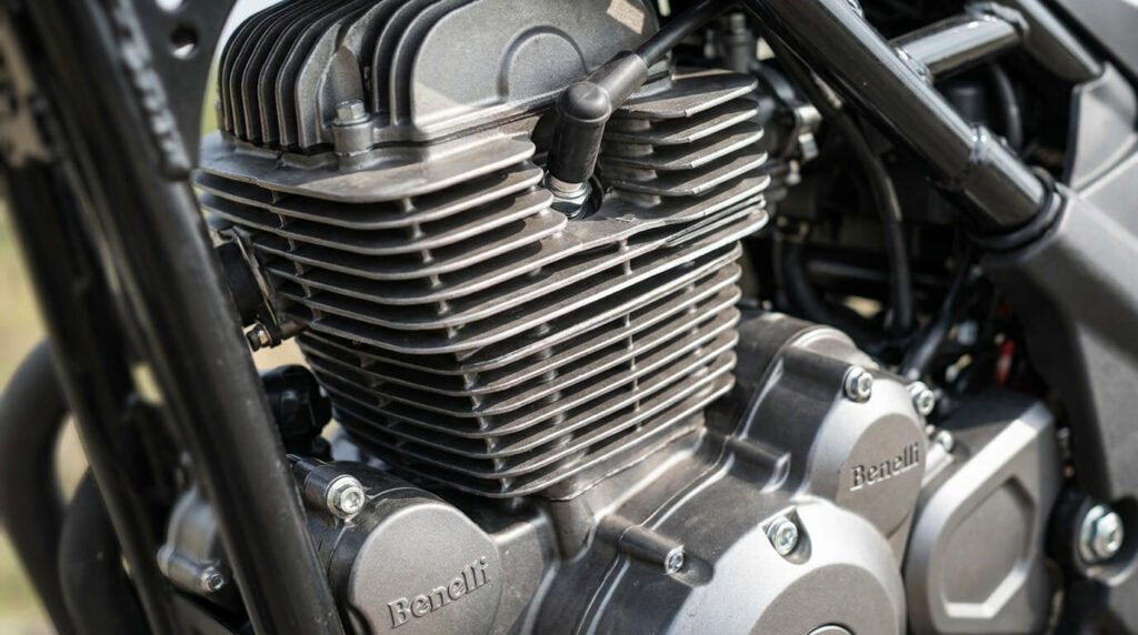 Vue rapprochée des ailettes de refroidissement du moteur monocylindre de la Benelli BN 125