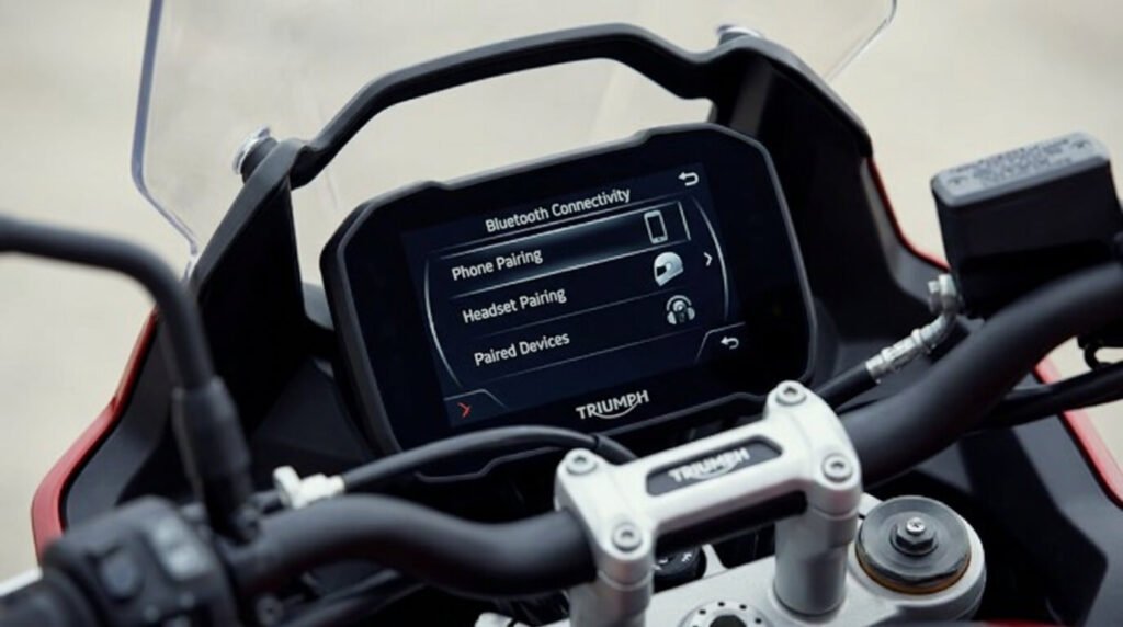 Gros plan sur l'écran TFT de la Triumph Tiger Sport 660 affichant le menu de connectivité Bluetooth