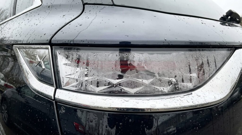 Problème d'étanchéité des feux arrière sur DS7 : solutions et prise en charge 2 Le feu arrière au design d'écailles d'un DS7 Crossback présentant de la buée et des gouttes d'eau à l'intérieur.
