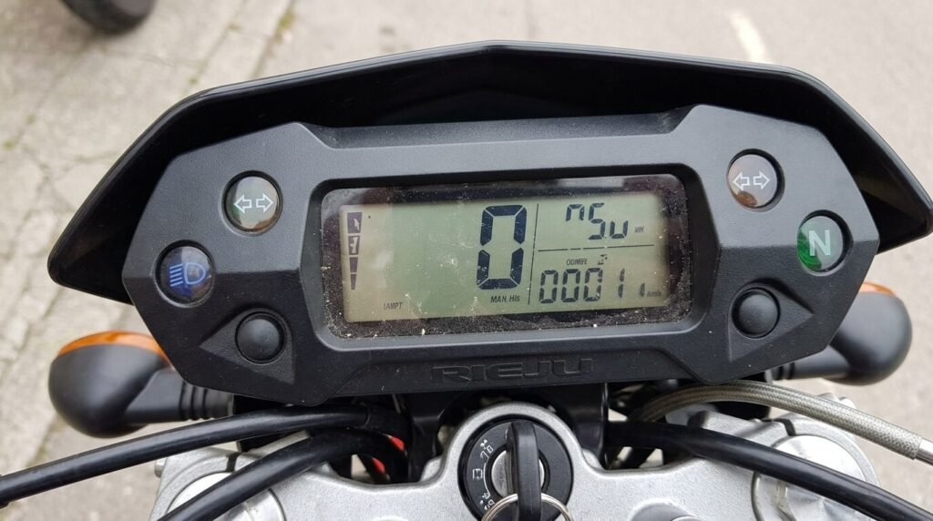 Problème de compteur sur Rieju MRT 50 : causes et solutions selon les symptômes 2 Écran LCD digital d'un compteur de moto 50cc Rieju MRT éteint ou avec affichage erroné.