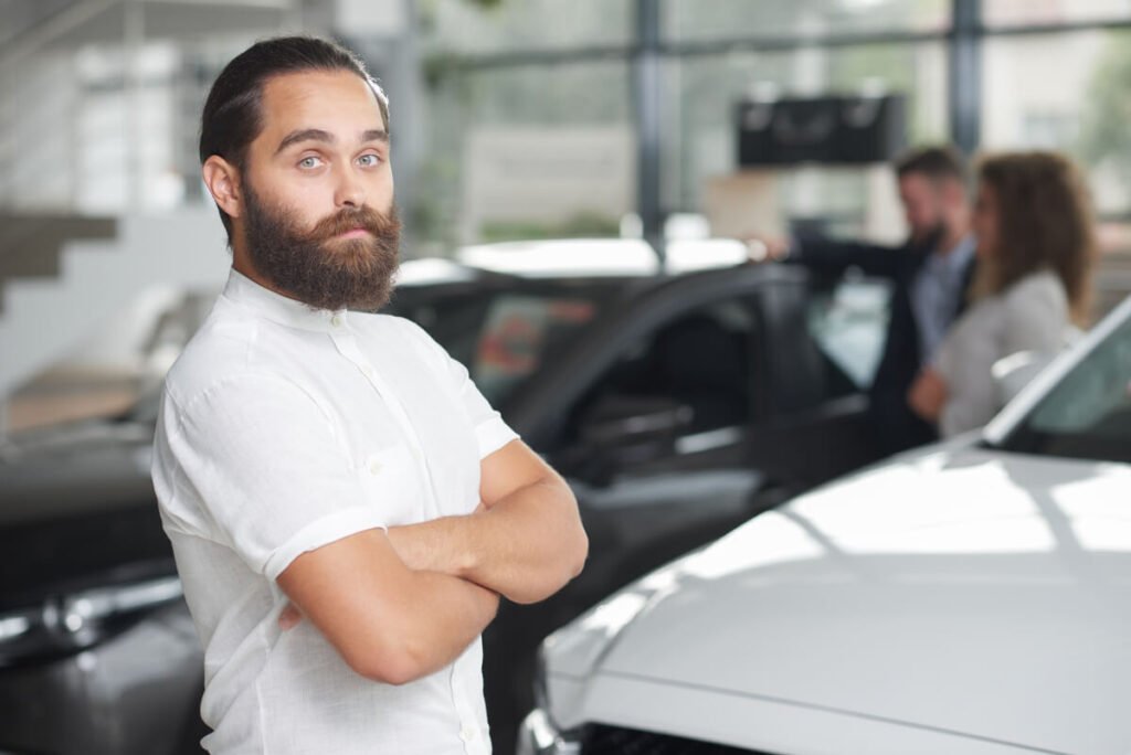 Professionnel de l'automobile inspectant l'état d'une voiture d'occasion pour son estimation de reprise à Bourg-en-Bresse.