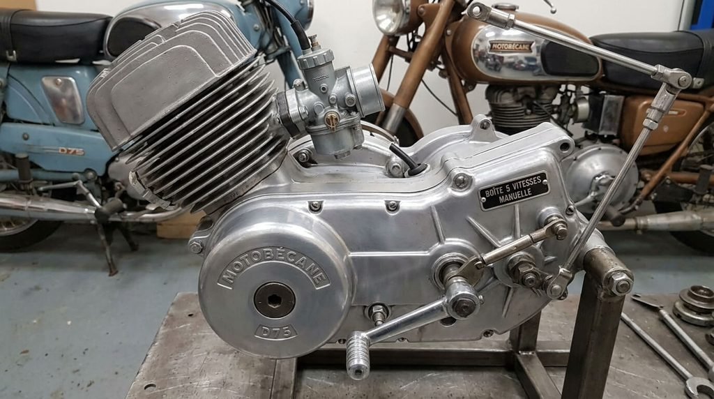 Bloc moteur à boîte manuelle cinq vitesses d'une Motobécane D75.