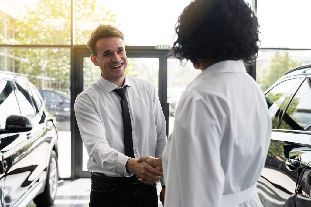 Automobiliste recevant une offre de reprise au meilleur prix pour son véhicule en concession.