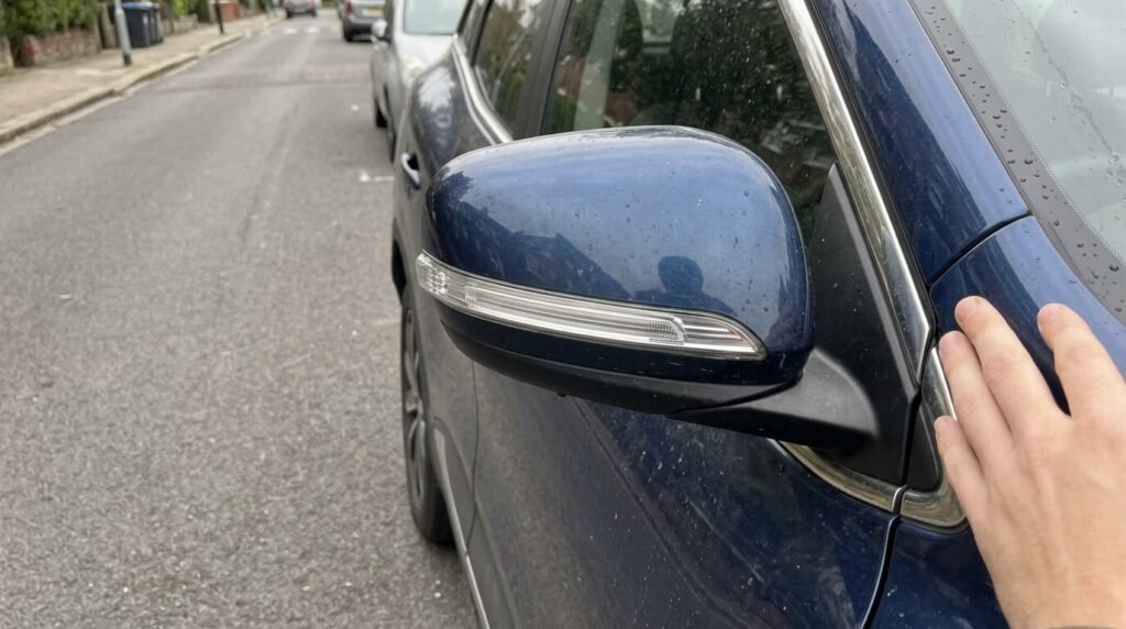 Rétroviseur extérieur de Renault Kadjar bloqué en position semi-ouverte.