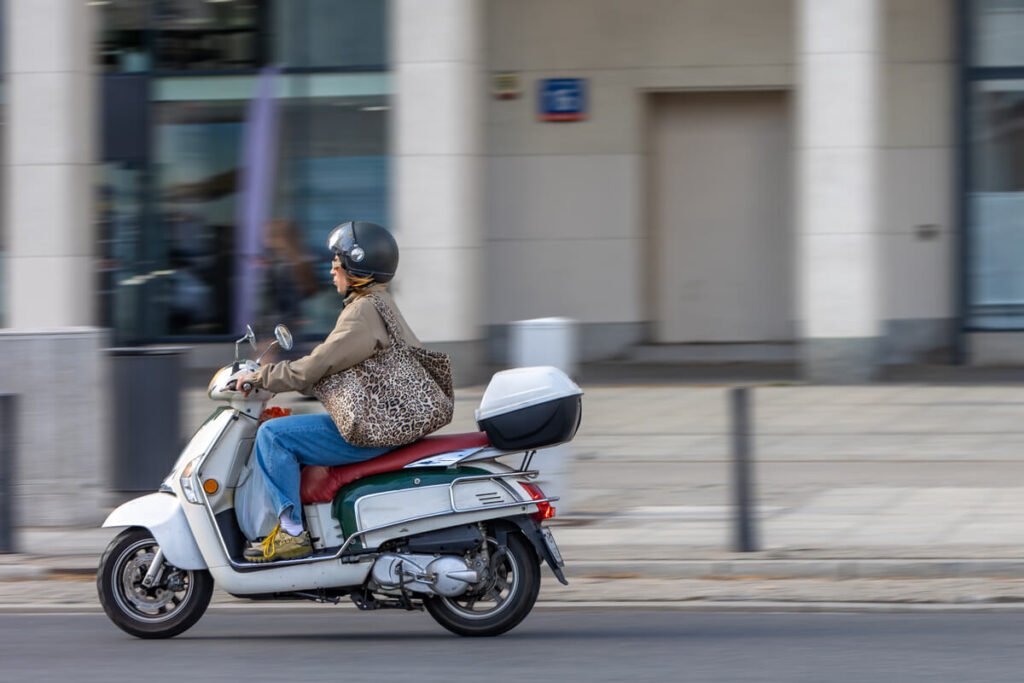 Scooter électrique : comment faire le bon choix selon votre profil de conducteur ? 3 Un conducteur au volant d'un scooter électrique adapté aux déplacements en centre-ville.