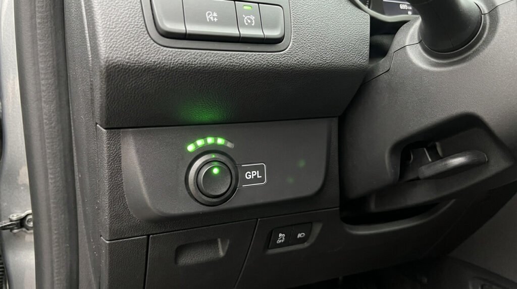 Problèmes sur Dacia Sandero GPL : pannes, voyants et solutions 3 Témoin lumineux et commutateur GPL sur la planche de bord d'une Dacia.