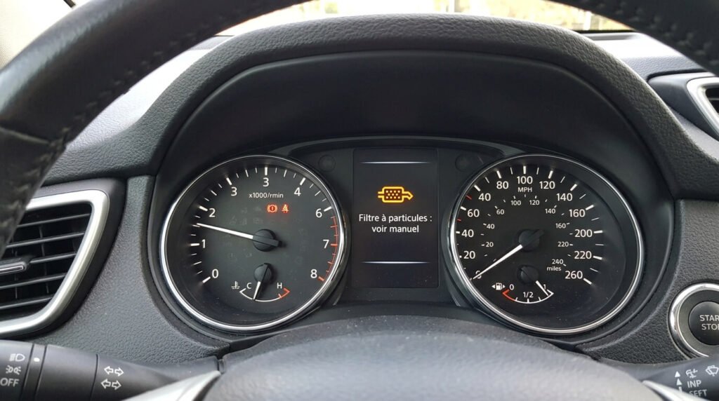 Voyant orange du filtre à particules (FAP) allumé sur le tableau de bord d'un Nissan Qashqai dCi.