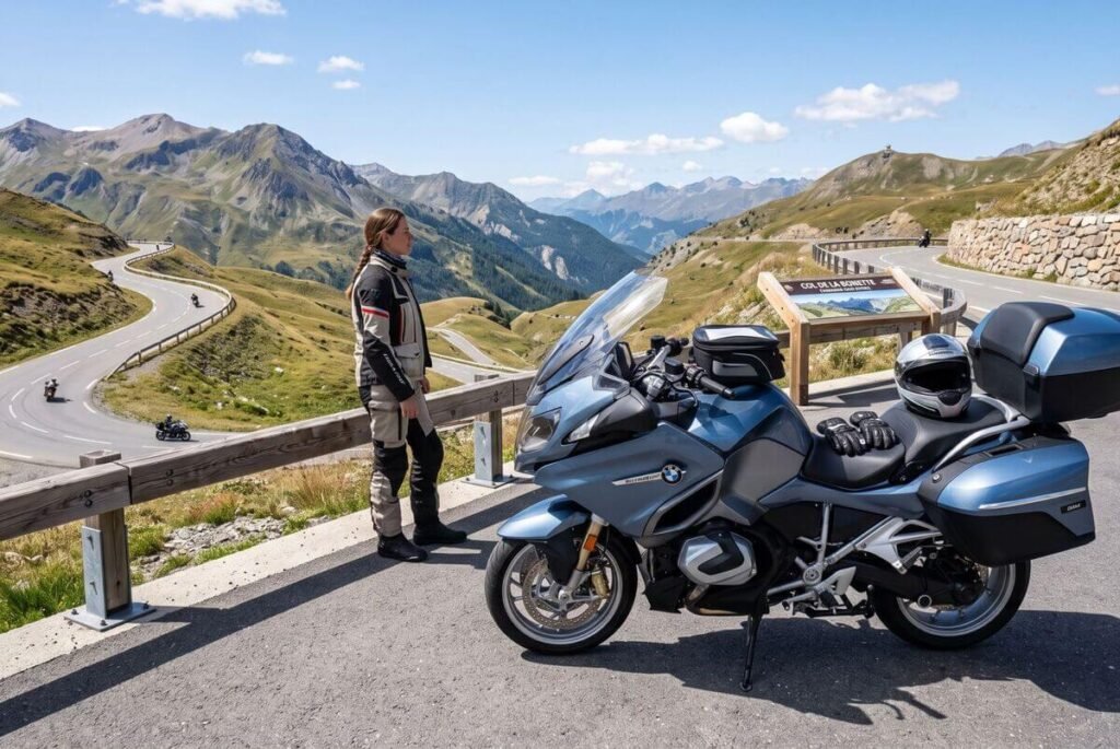Louer une moto pour un road trip serein au-delà des frontières 2 Moto de trail chargée de valises en voyage sur une route de montagne à l'étranger.