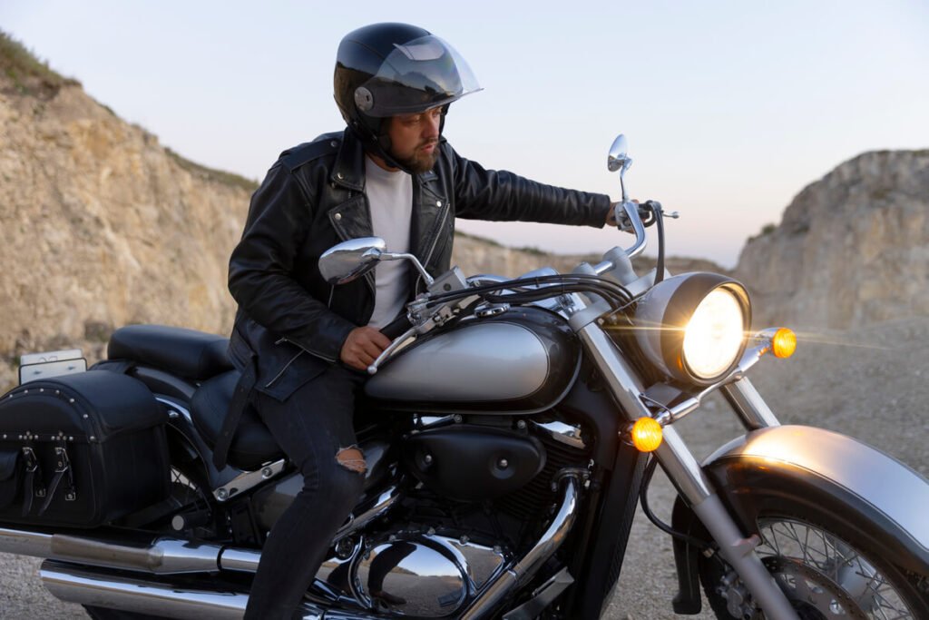 Moto custom américaine stationnée sur la route mettant en valeur ses chromes et finitions personnalisées.
