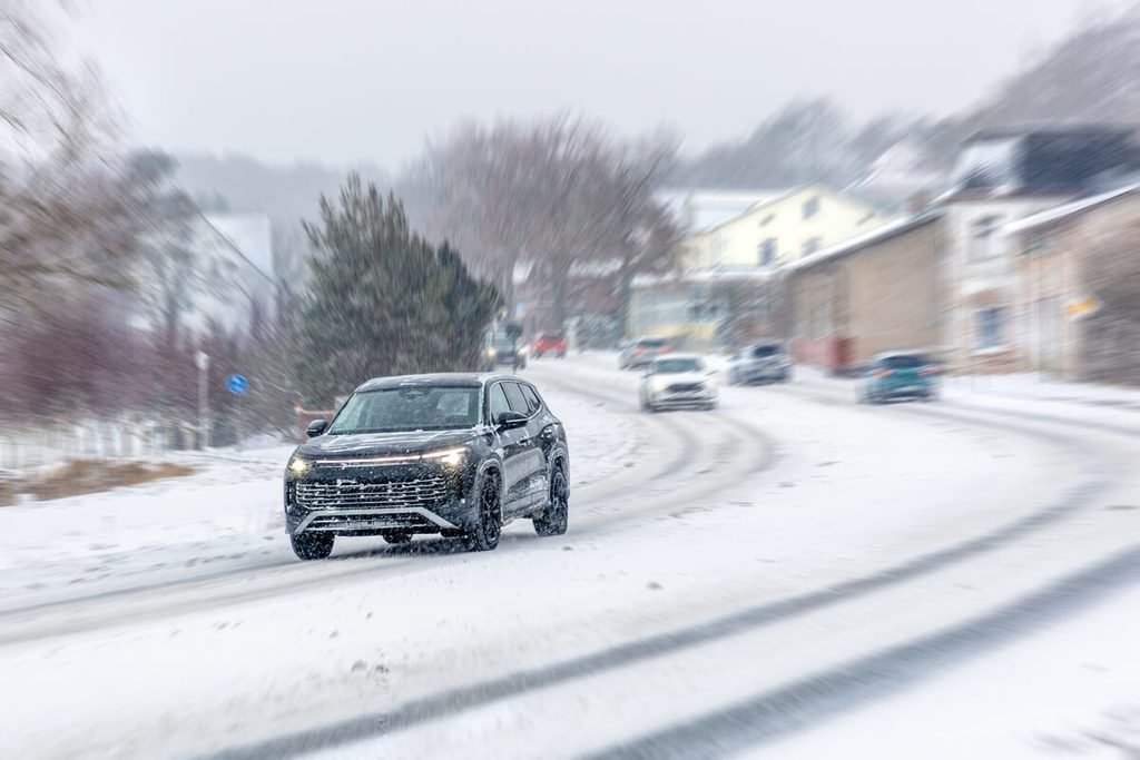 Voiture circulant en toute sécurité sur une route couverte de neige fondue au Luxembourg.