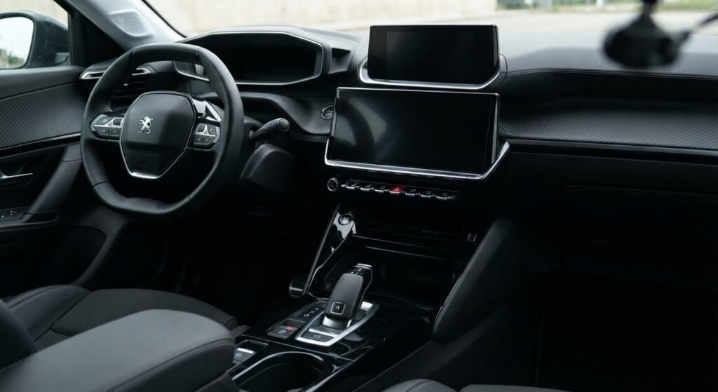Écran tactile central d'une Peugeot 208 éteint et restant totalement noir au démarrage.