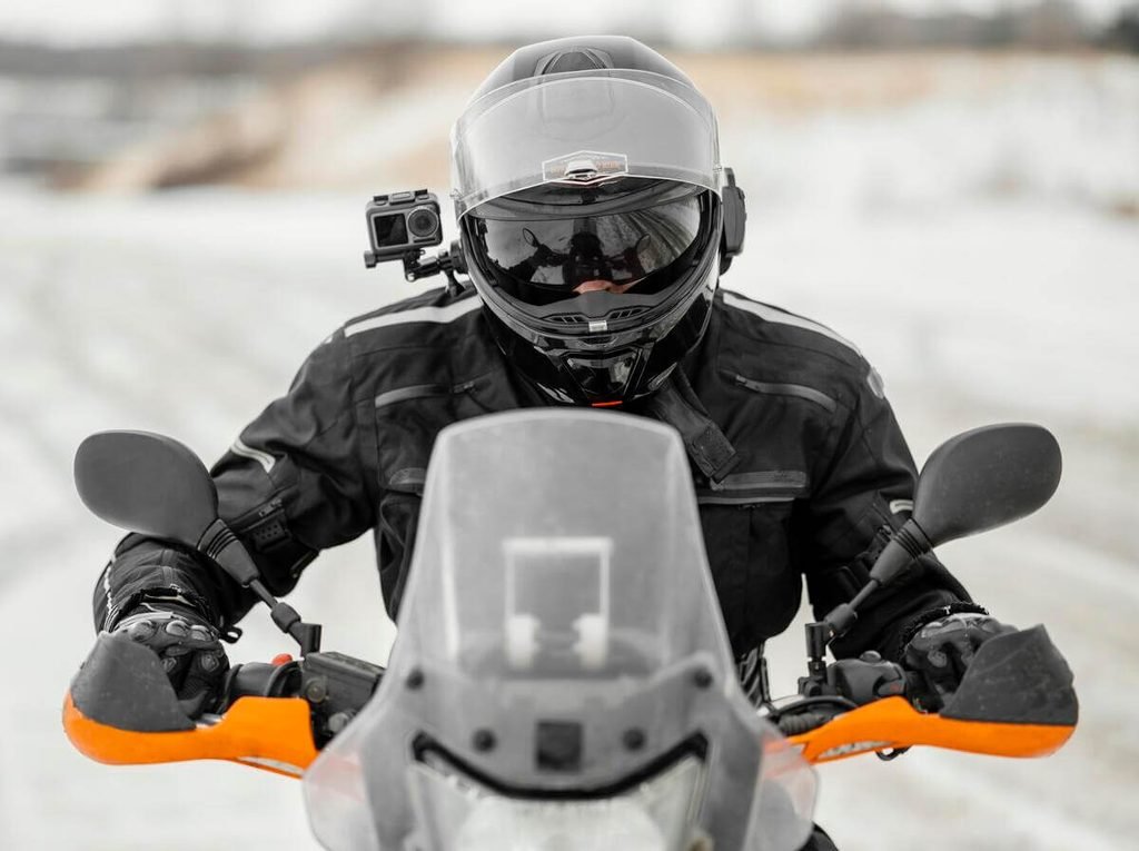Permis moto | L'équipement à acheter en priorité en 2026 4 Candidat au permis moto équipé d'un casque intégral, d'un blouson renforcé, de gants certifiés et de bottes montantes sur un plateau d'examen.