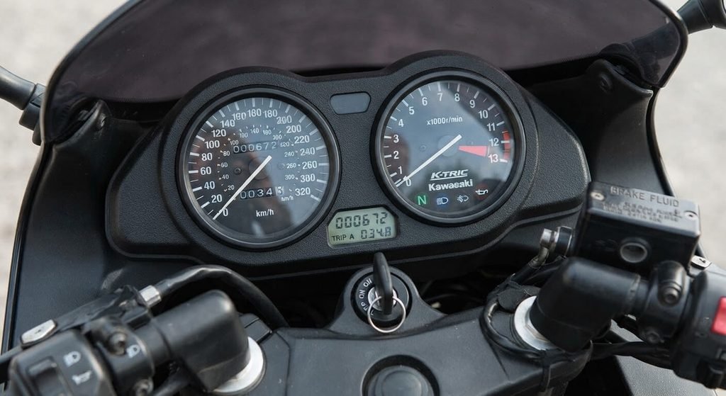 Bloc compteur d'une Kawasaki ZZR 1100 gradué jusqu'à 320 km/h avec son compte-tours.
