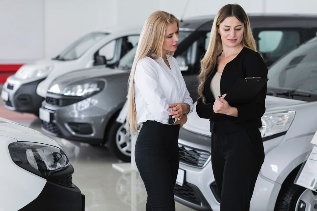 Un seul logiciel pour piloter tout votre stock de véhicules d'occasion 3 Alignement de voitures d'occasion prêtes à la vente sur le parc extérieur d'un garage automobile.