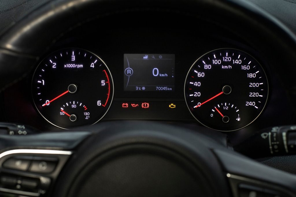 Batterie de voiture faible ? les signes à repérer avant la panne 3 Voyant rouge en forme de batterie illuminé sur le combiné d'instruments d'un tableau de bord de voiture.