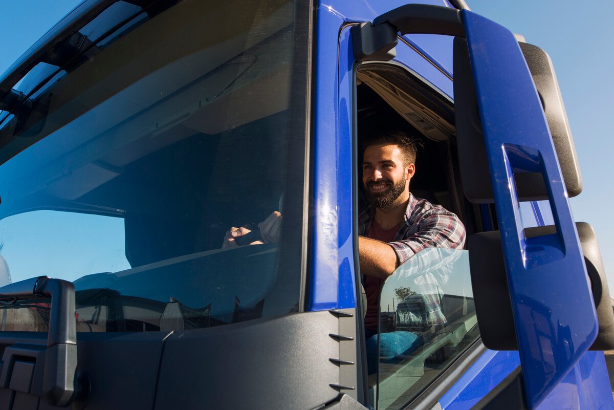 Chauffeur professionnel au volant d'un camion poids lourd sur une autoroute lors d'une livraison de marchandises.