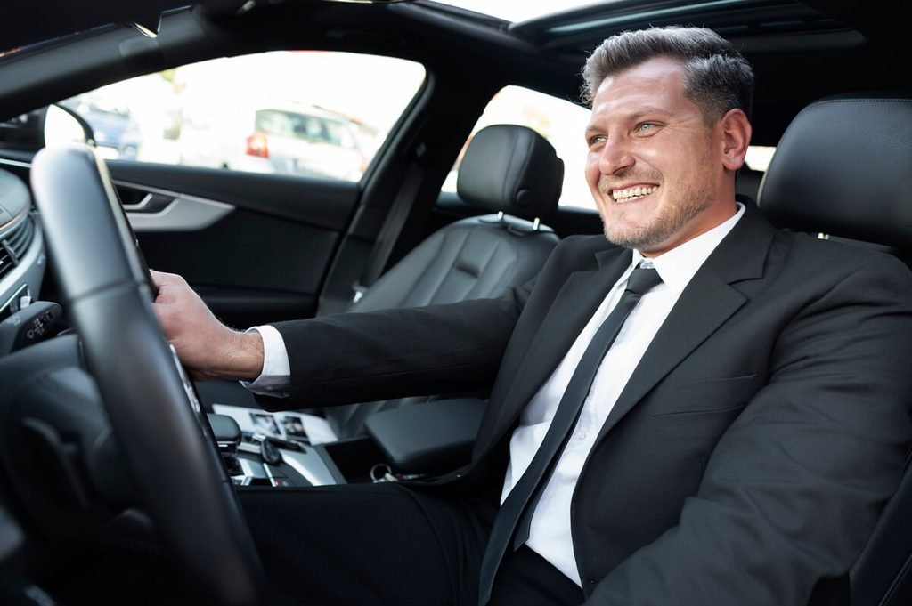 Chauffeur VTC professionnel en costume