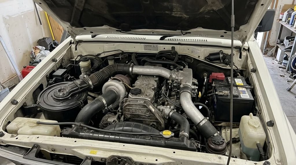 Toyota LJ73 : fiche technique et évolutions du moteur 4 Moteur turbo diesel 2L-T 2.4 litres sous le capot d'un Toyota LJ 73.