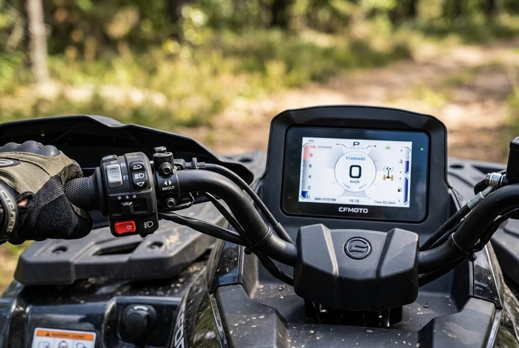 Quad CFMoto 850 avis : fiabilité, points forts et défauts du CForce 850 3 Écran digital couleur TFT et commandes au guidon avec direction assistée EPS du quad CForce.