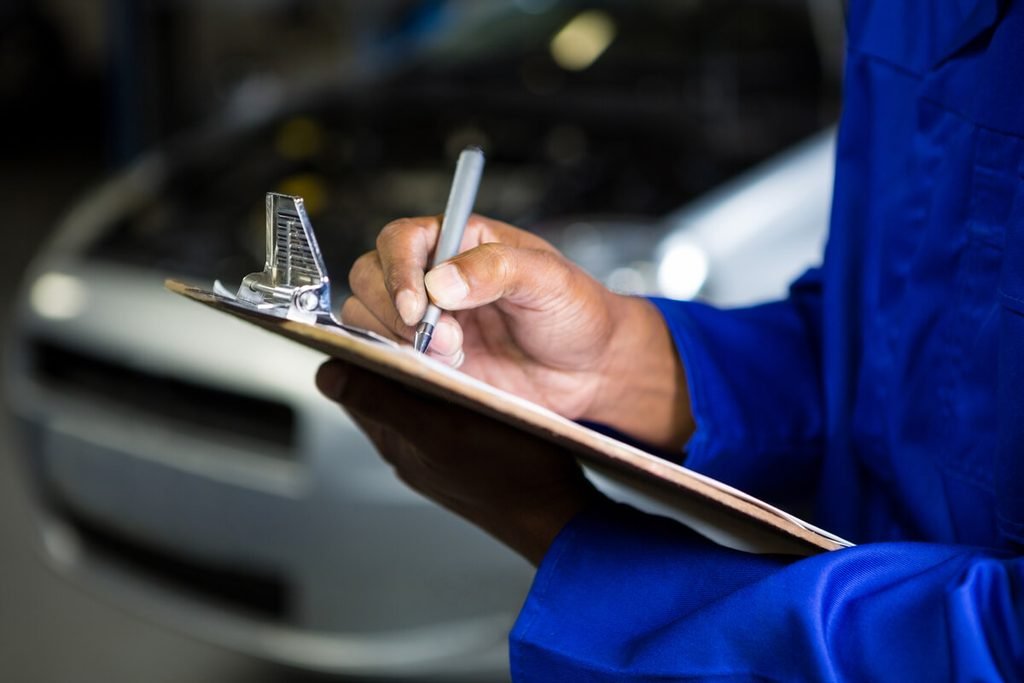Rédaction d'un rapport officiel d'expertise automobile chiffrant le coût des réparations après un accrochage.