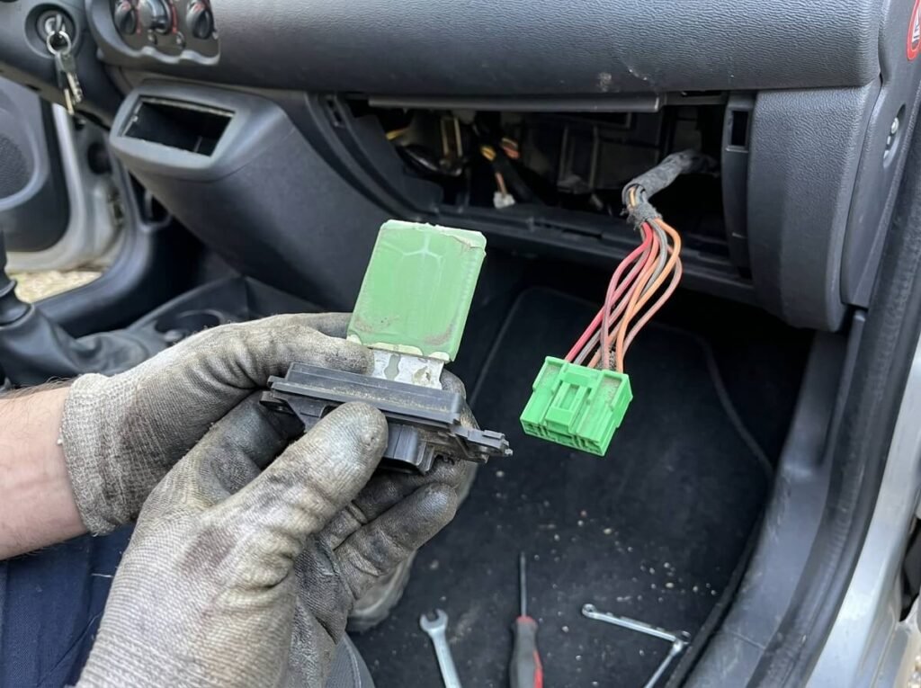 Ventilation Twingo 2 qui ne fonctionne plus : pannes courantes et réparations 2 Module de résistance de ventilation habitacle avec sa prise verte démonté d'une Renault Twingo 2.