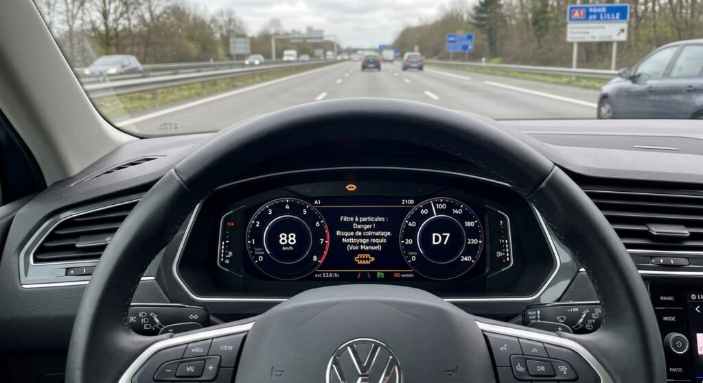 Message d'alerte nettoyage DPF allumé sur le combiné d'un véhicule diesel récent.
